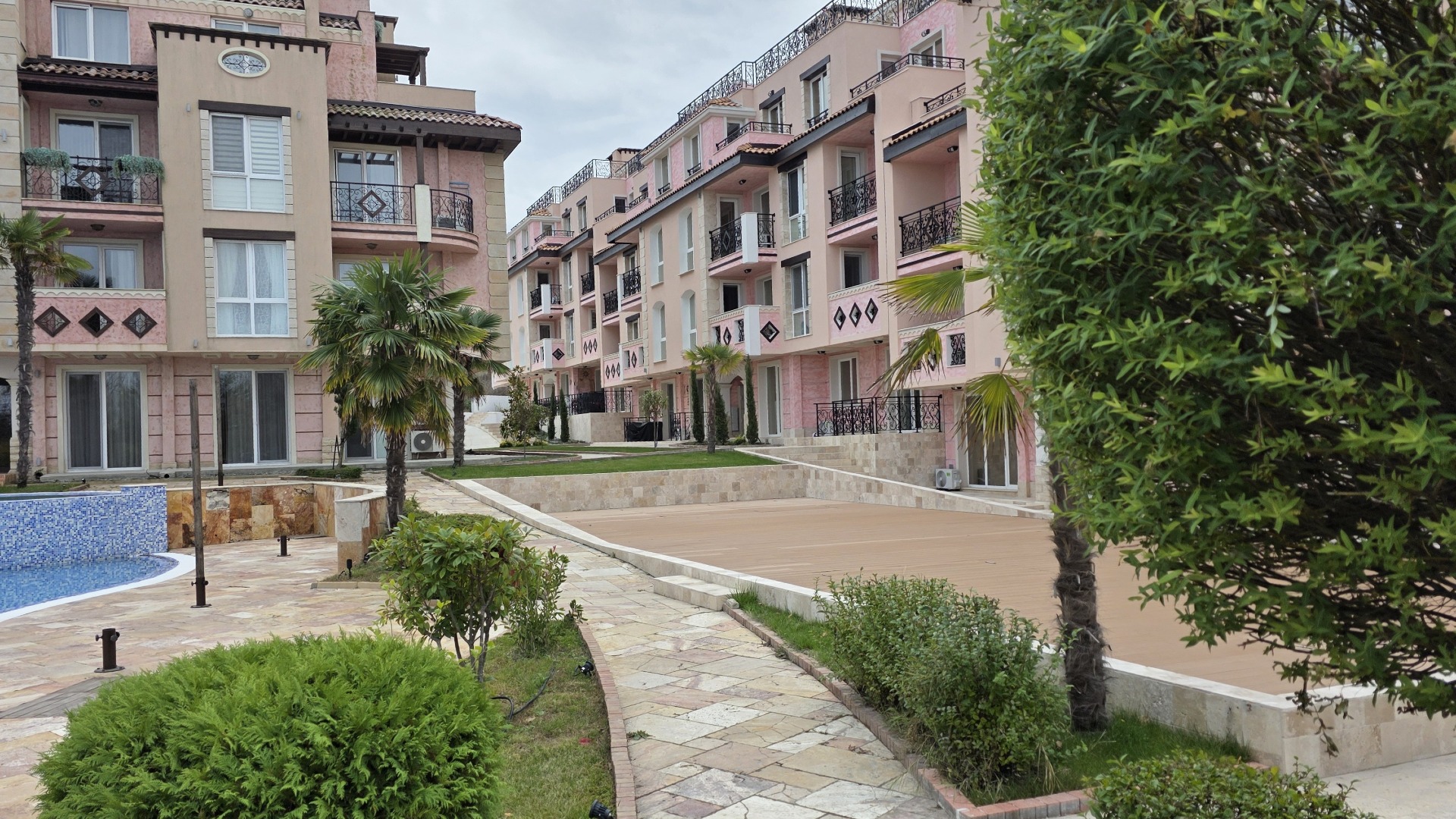 За комплекса